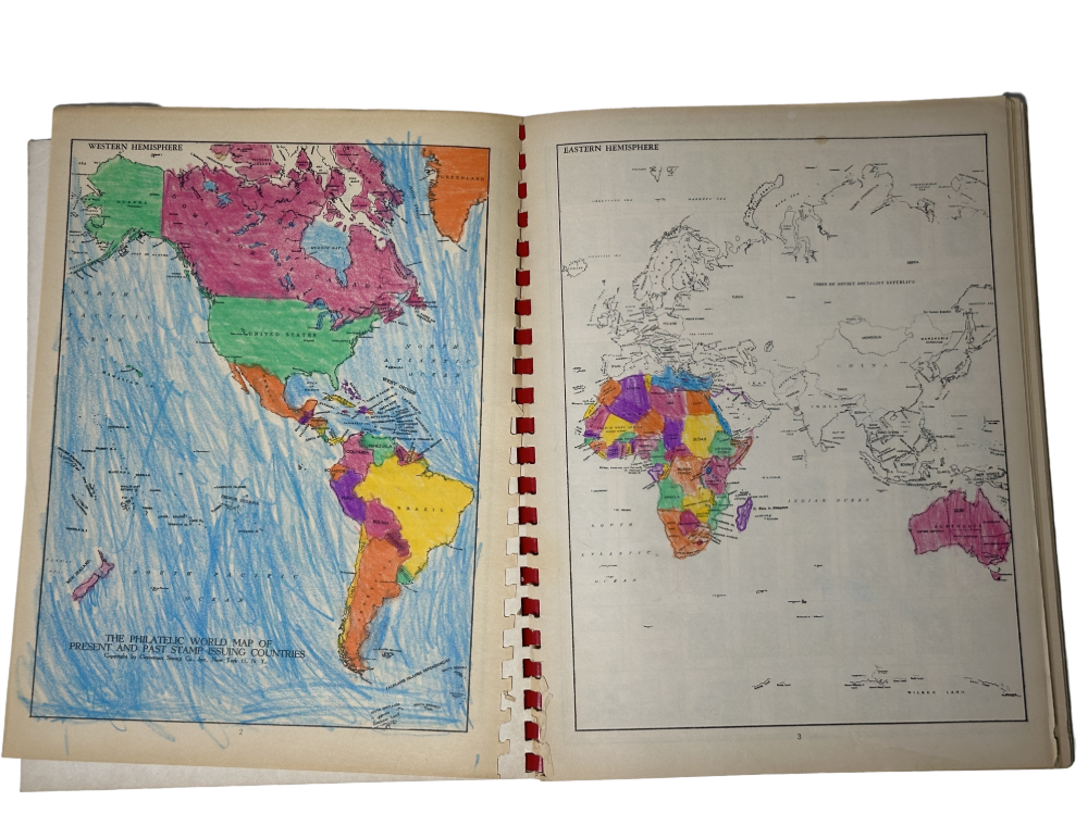Otevřené album s barevnými mapami světa